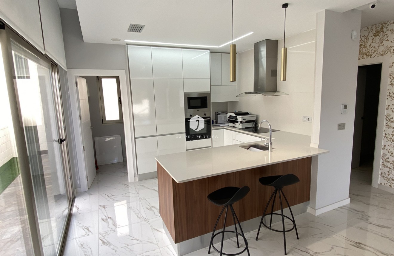 Aus zweiter Hand - Villa -
Orihuela Costa - PAU 26