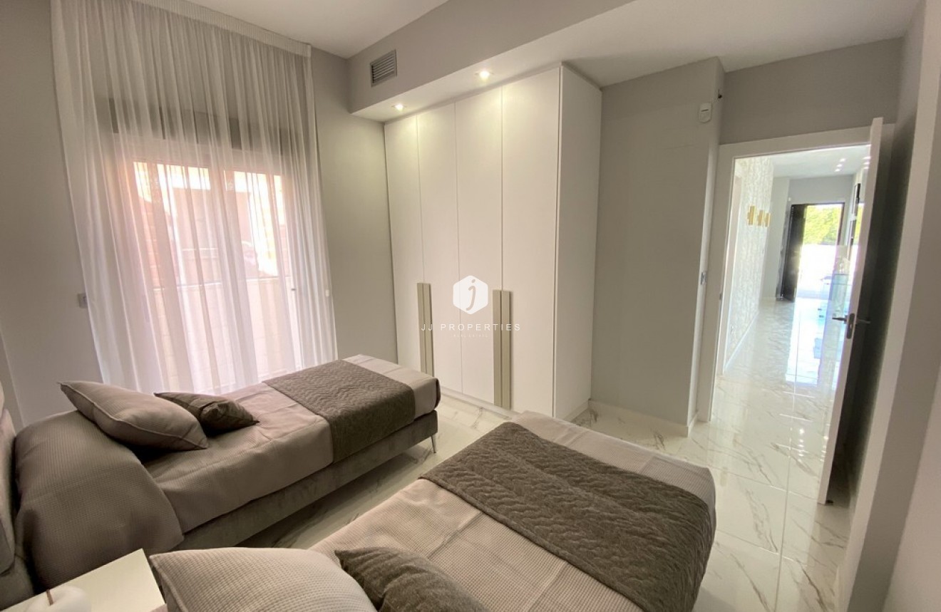 Aus zweiter Hand - Villa -
Orihuela Costa - PAU 26