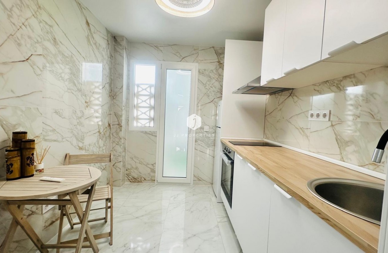 D'occasion - Appartement -
Torrevieja - Playa del Cura