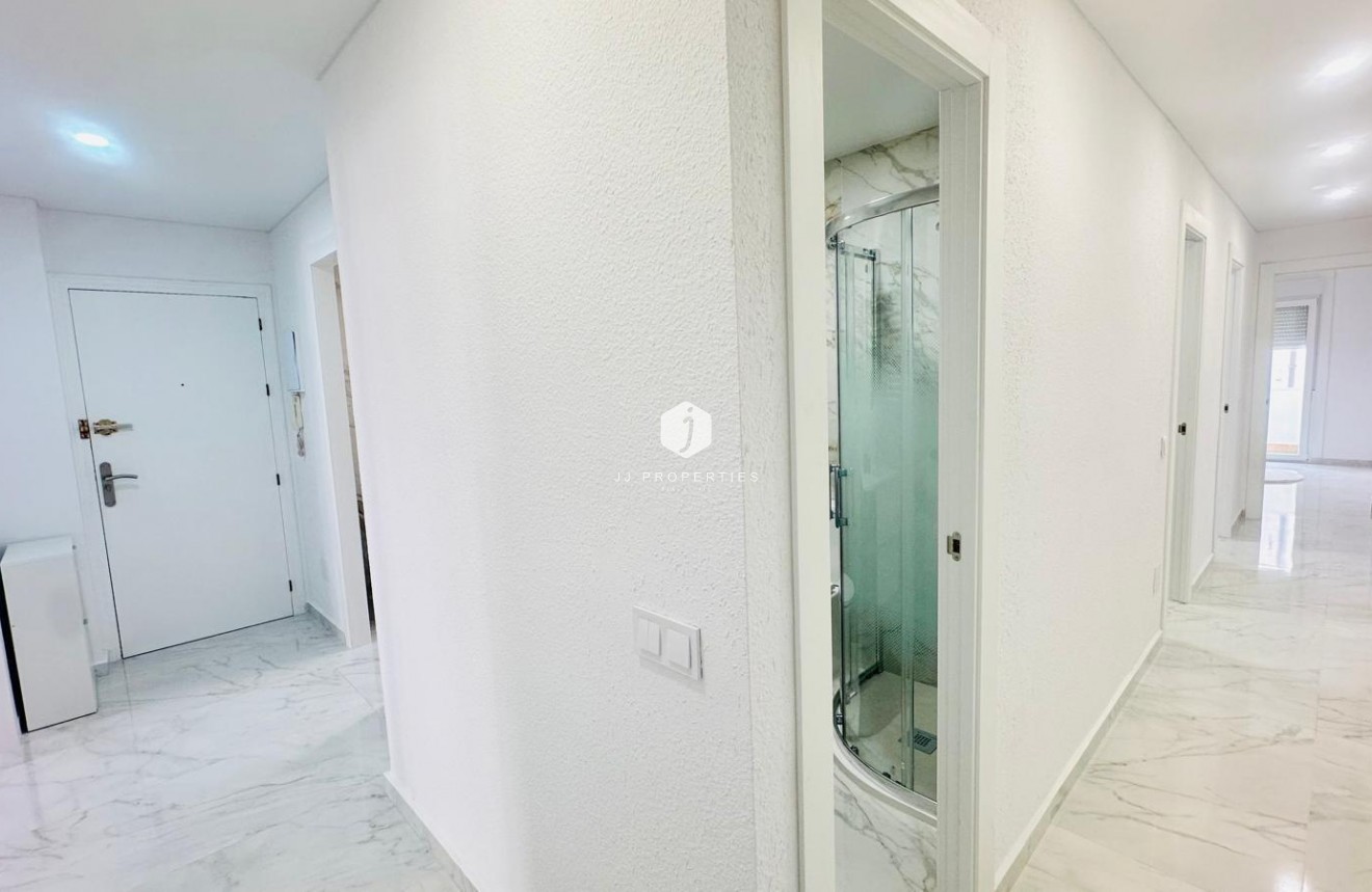 D'occasion - Appartement -
Torrevieja - Playa del Cura