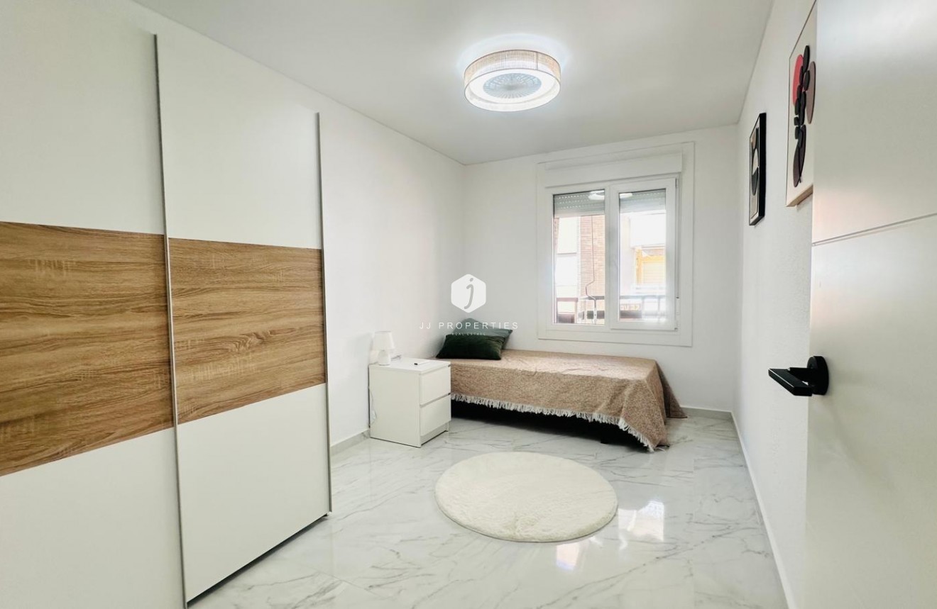 D'occasion - Appartement -
Torrevieja - Playa del Cura