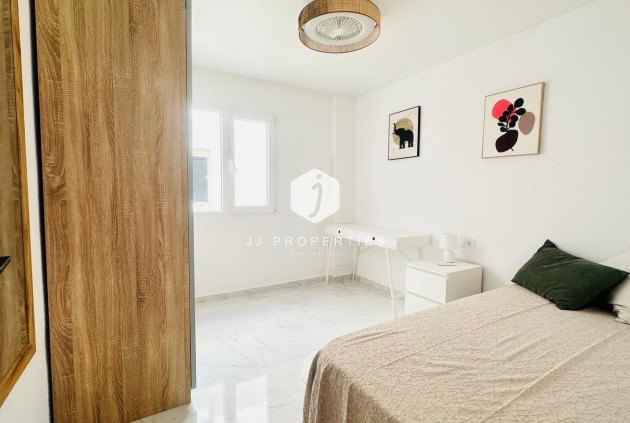 D'occasion - Appartement -
Torrevieja - Playa del Cura