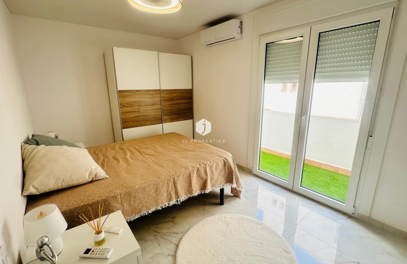 D'occasion - Appartement -
Torrevieja - Playa del Cura