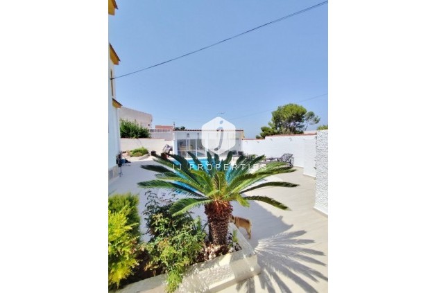 Segunda mano - Villa -
San Miguel de Salinas - Inland