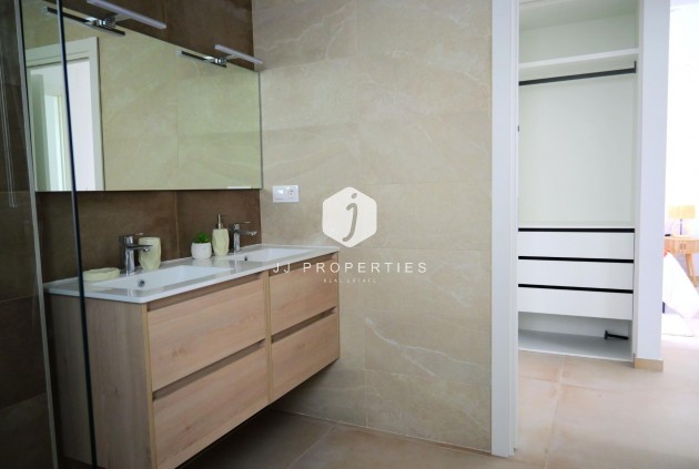 Obra nueva - Chalet -
Dolores - polideportivo