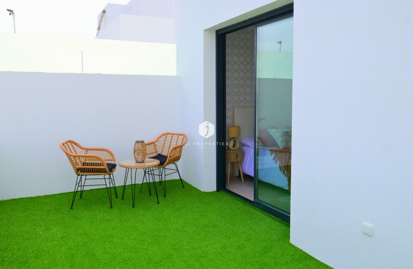 Obra nueva - Chalet -
Dolores - polideportivo