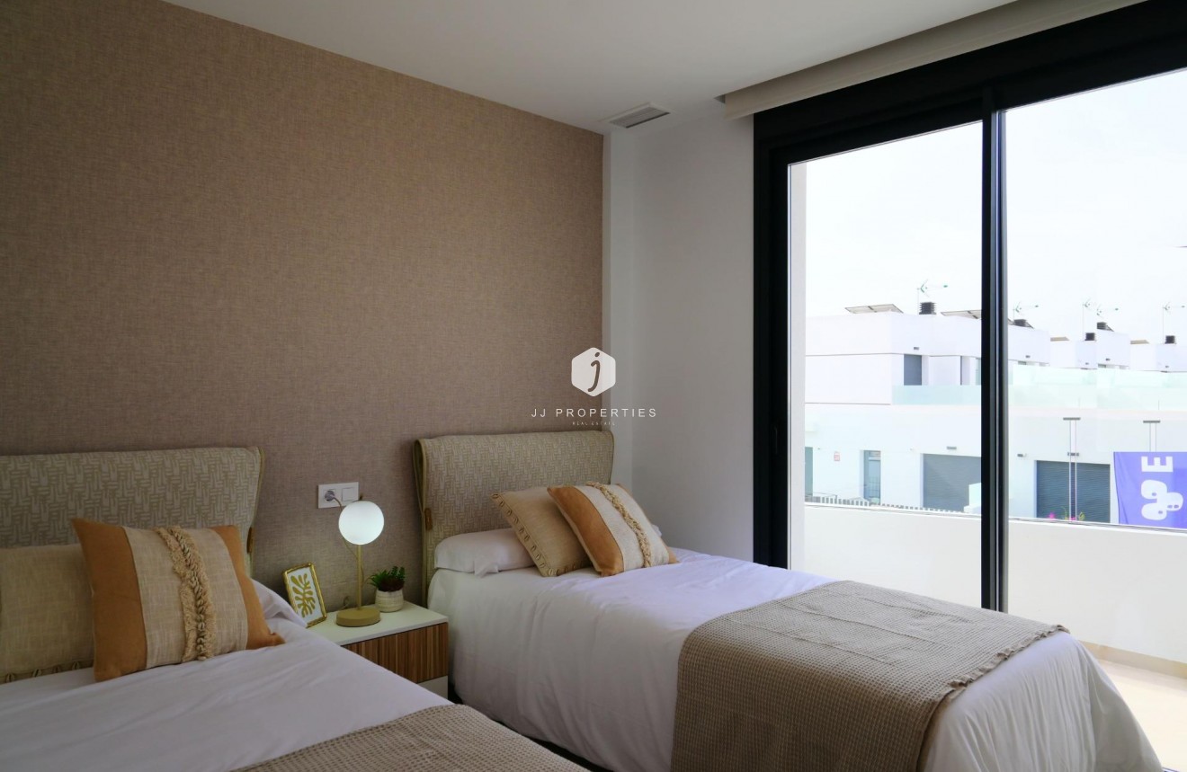 Obra nueva - Chalet -
Dolores - polideportivo