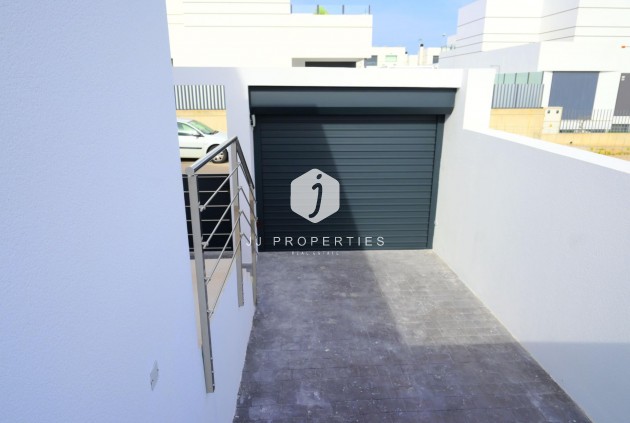 Obra nueva - Chalet -
Dolores - polideportivo