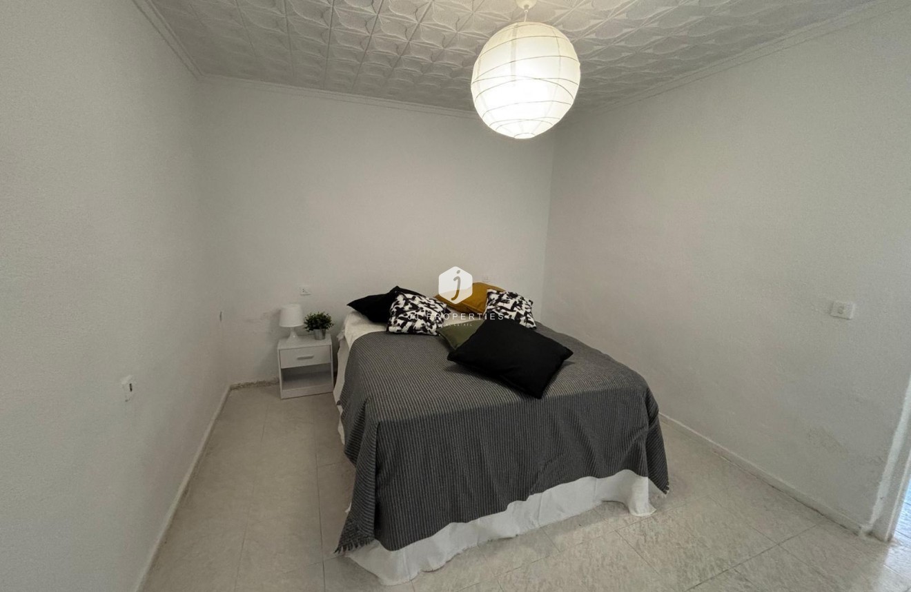 Segunda mano - Bungalow -
Torrevieja - La Siesta - El Salado - Torreta