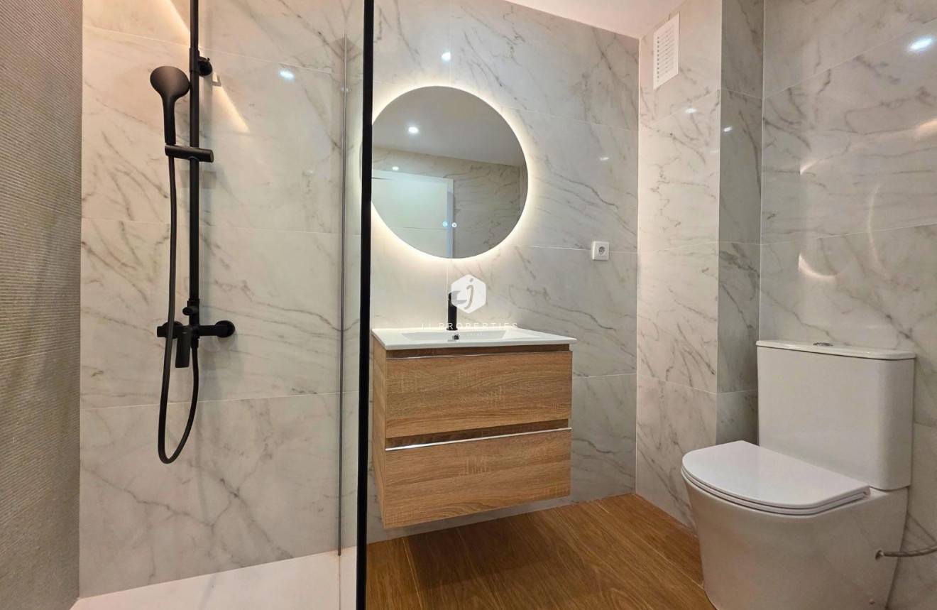 Segunda mano - Chalet -
Torrevieja - aguas nuevas