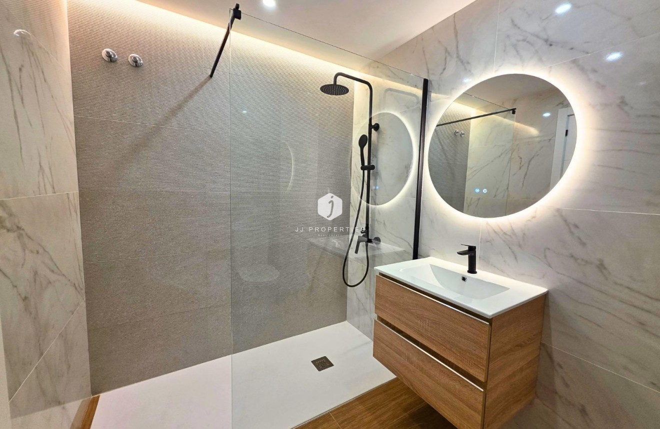 Segunda mano - Chalet -
Torrevieja - aguas nuevas