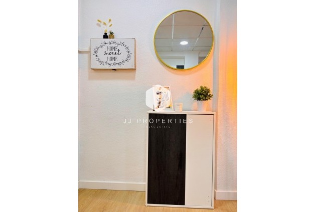 Z drugiej ręki - Mieszkanie w bloku -
Torrevieja - Playa de los Locos