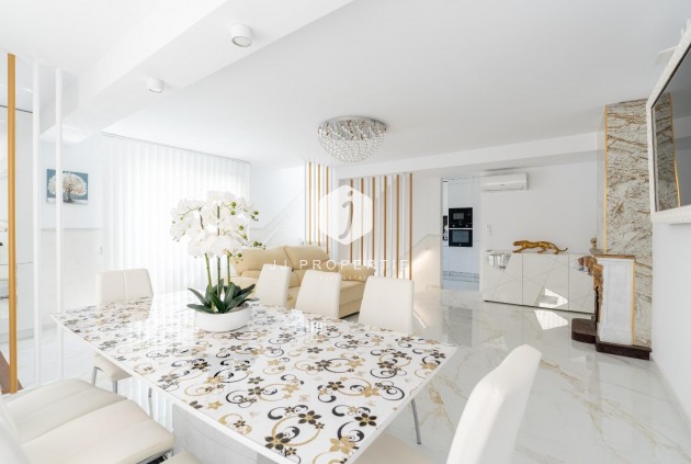 Resale - Chalet -
Torrevieja - Punta prima