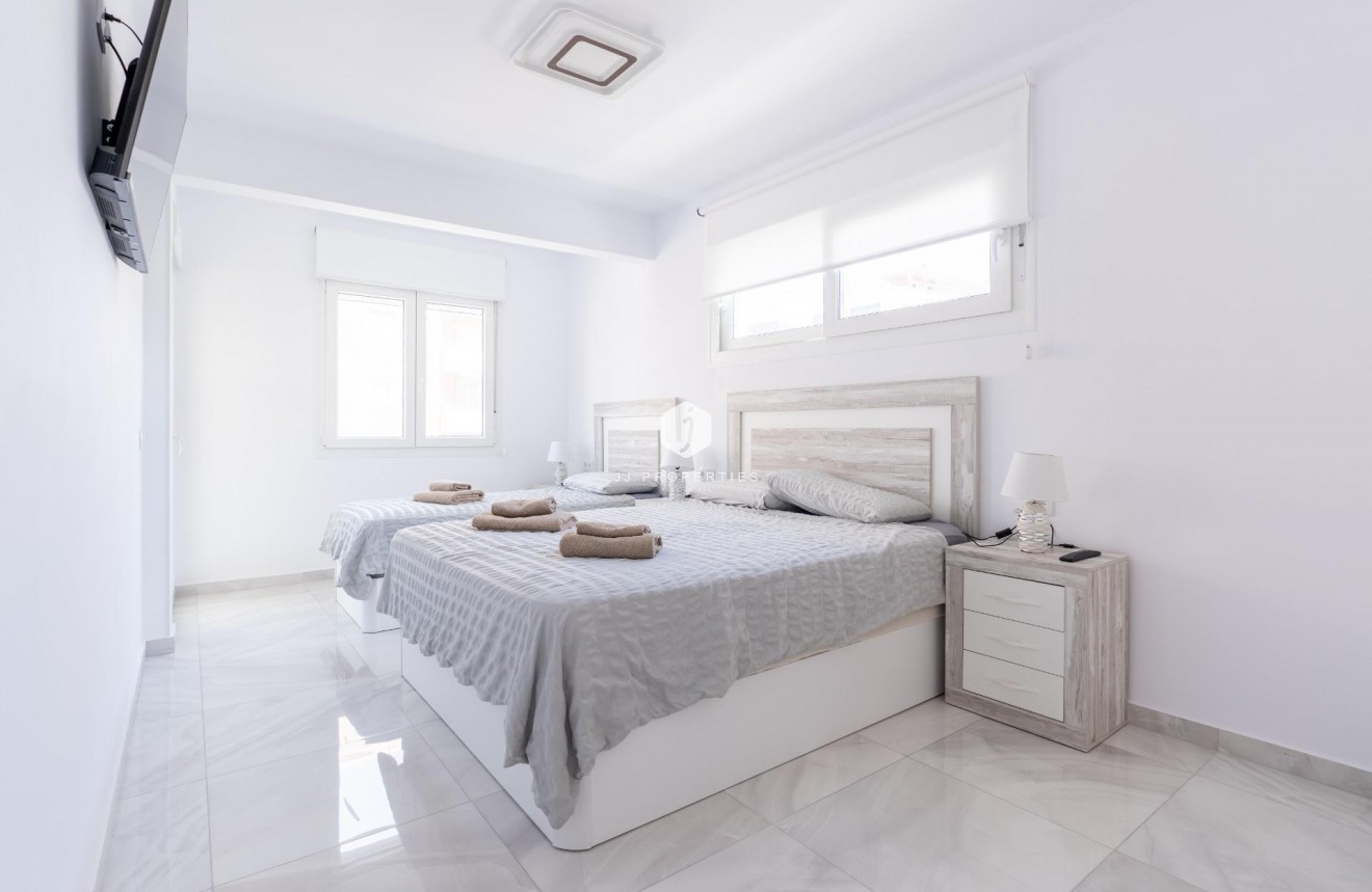 Resale - Chalet -
Torrevieja - Punta prima