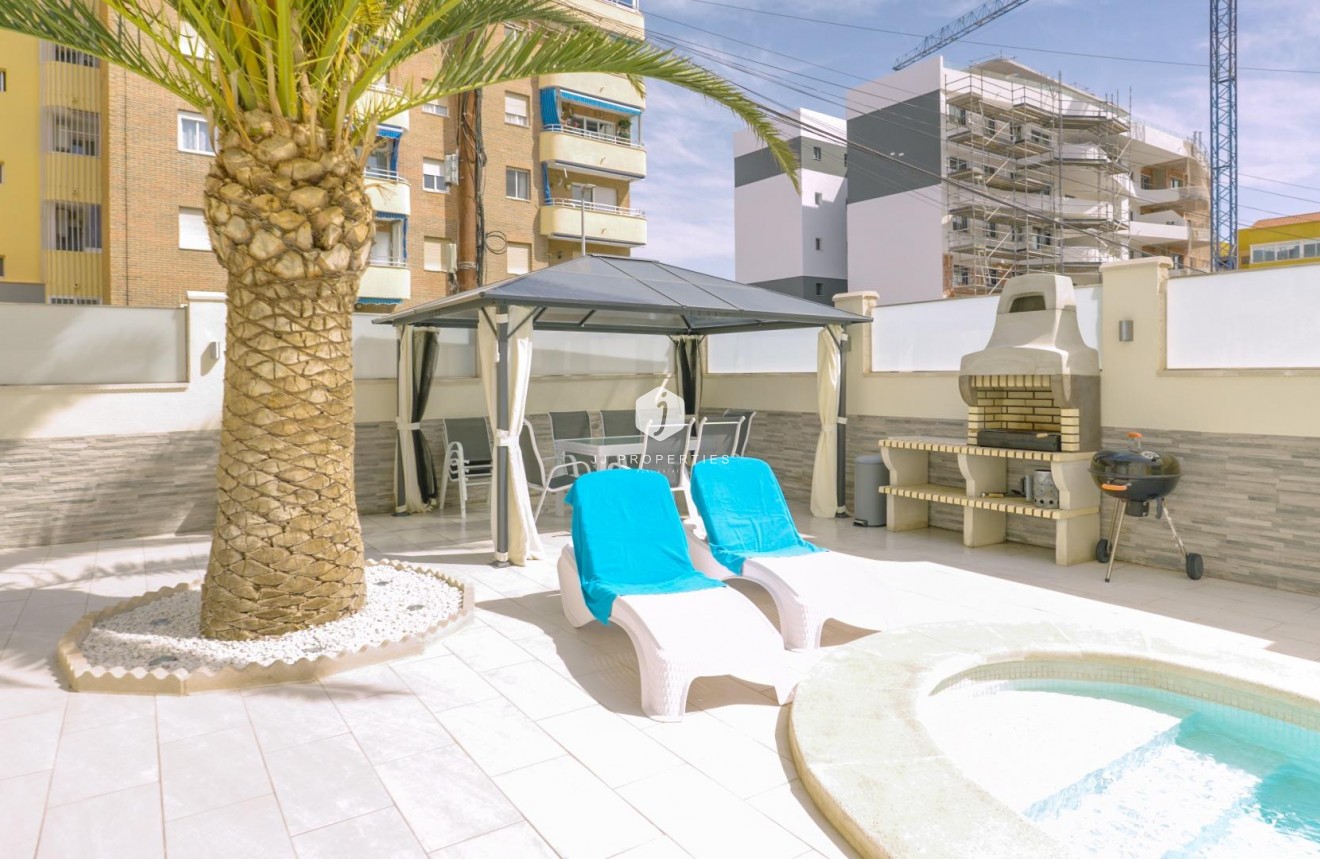 Resale - Chalet -
Torrevieja - Punta prima