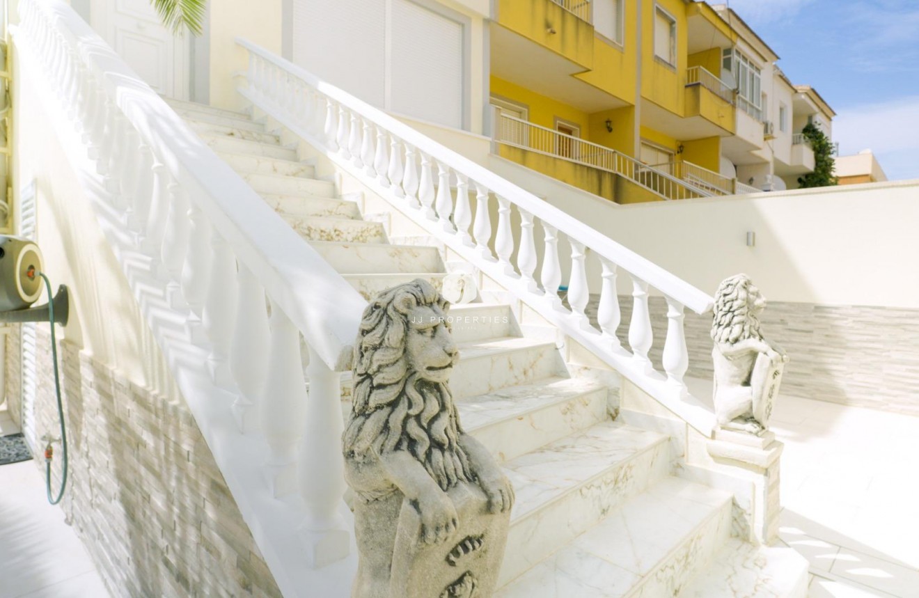 Resale - Chalet -
Torrevieja - Punta prima