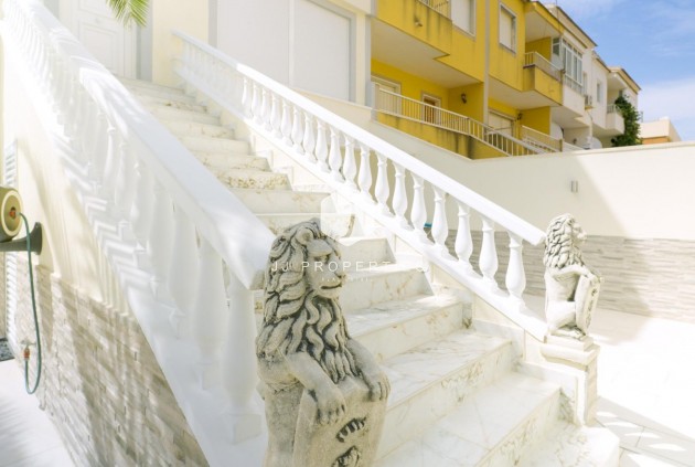 Resale - Chalet -
Torrevieja - Punta prima