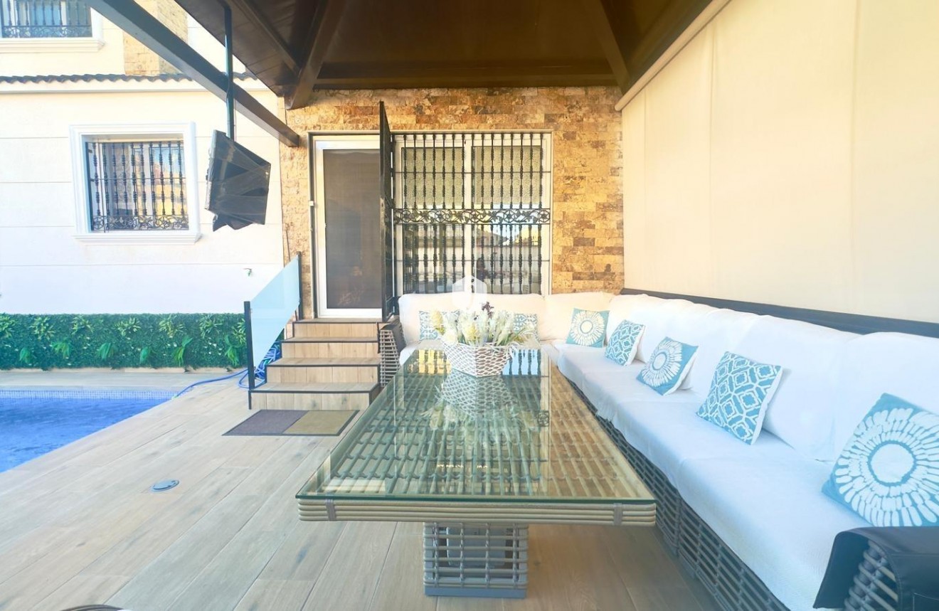 Segunda mano - Chalet -
Orihuela Costa - La Zenia