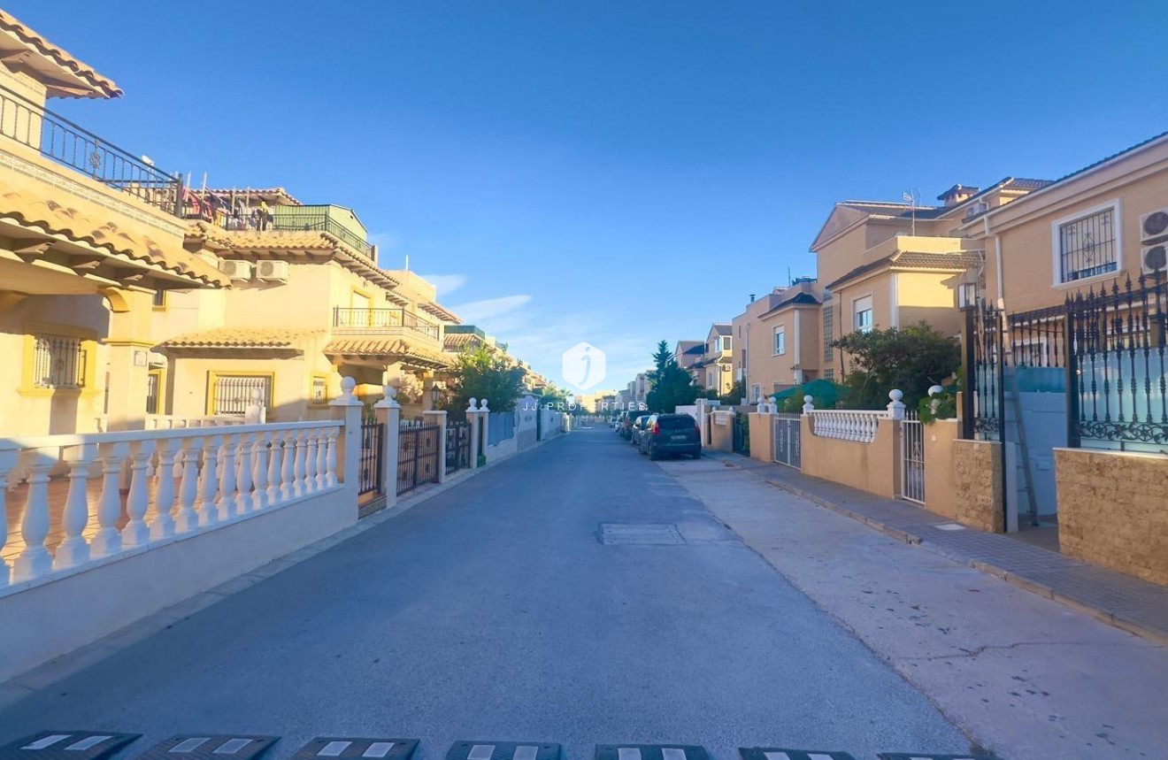 Segunda mano - Chalet -
Orihuela Costa - La Zenia