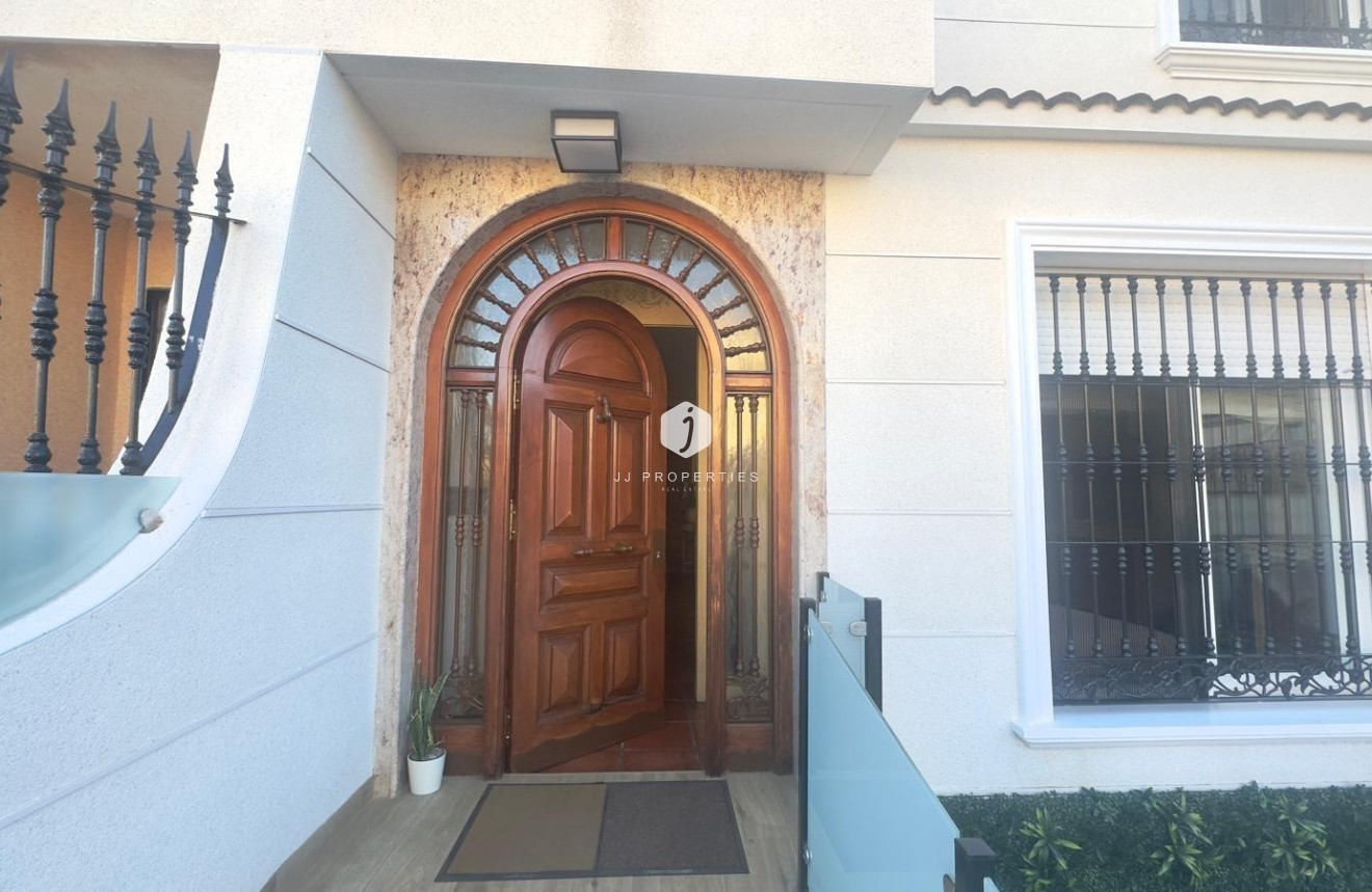 Segunda mano - Chalet -
Orihuela Costa - La Zenia