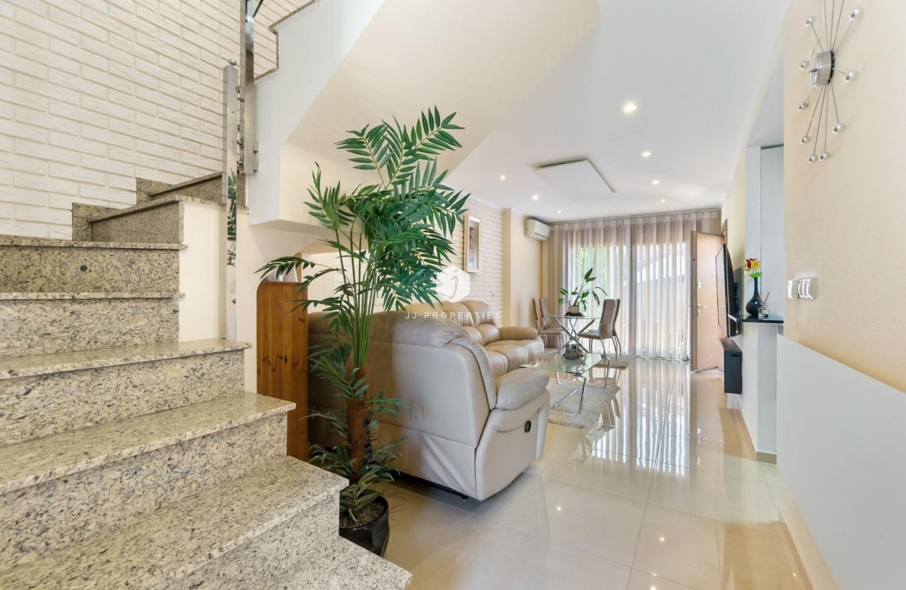 Segunda mano - Chalet -
Torrevieja - aguas nuevas