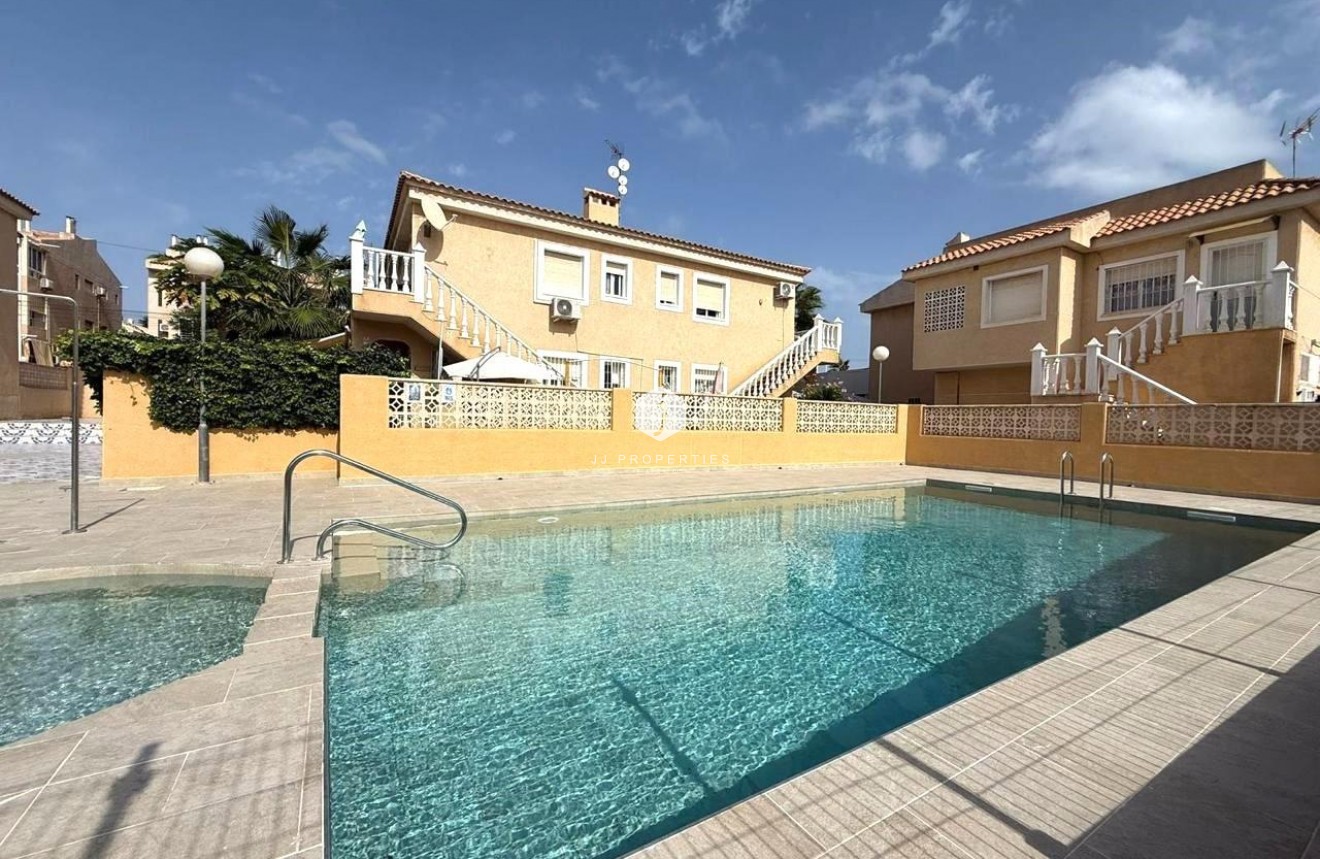 Segunda mano - Bungalow -
Torrevieja - Los Frutales