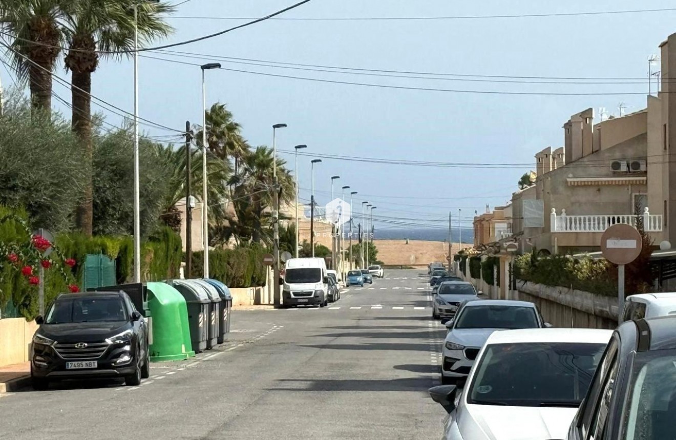 Segunda mano - Bungalow -
Torrevieja - Los Frutales