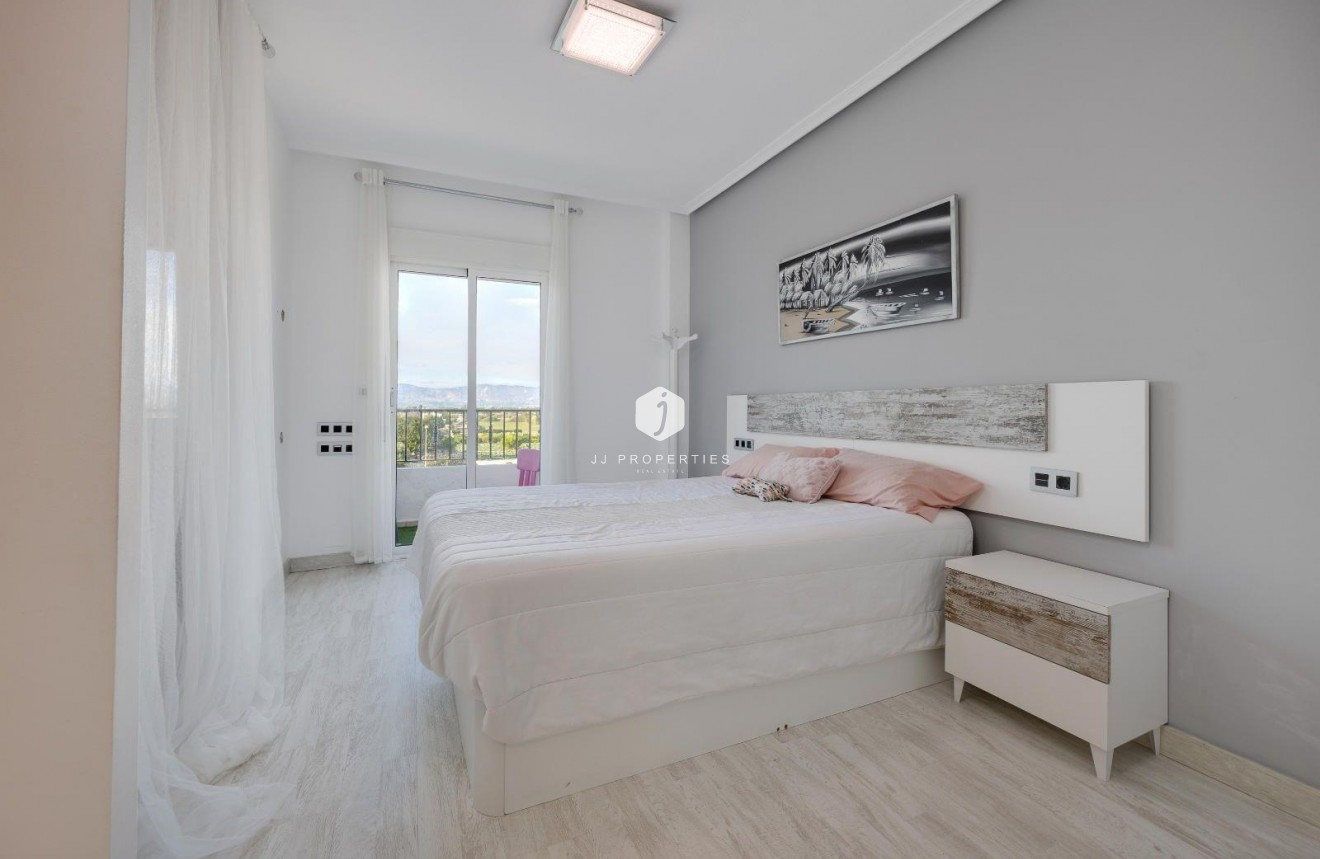 Resale - Penthouse -
Almoradí - Parque De La U