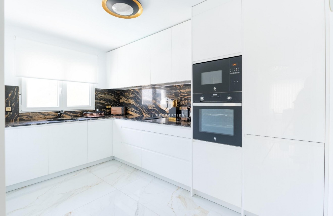 Z drugiej ręki - Szalet -
Torrevieja - Punta prima