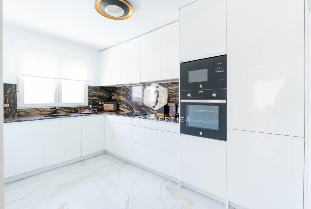 Z drugiej ręki - Szalet -
Torrevieja - Punta prima