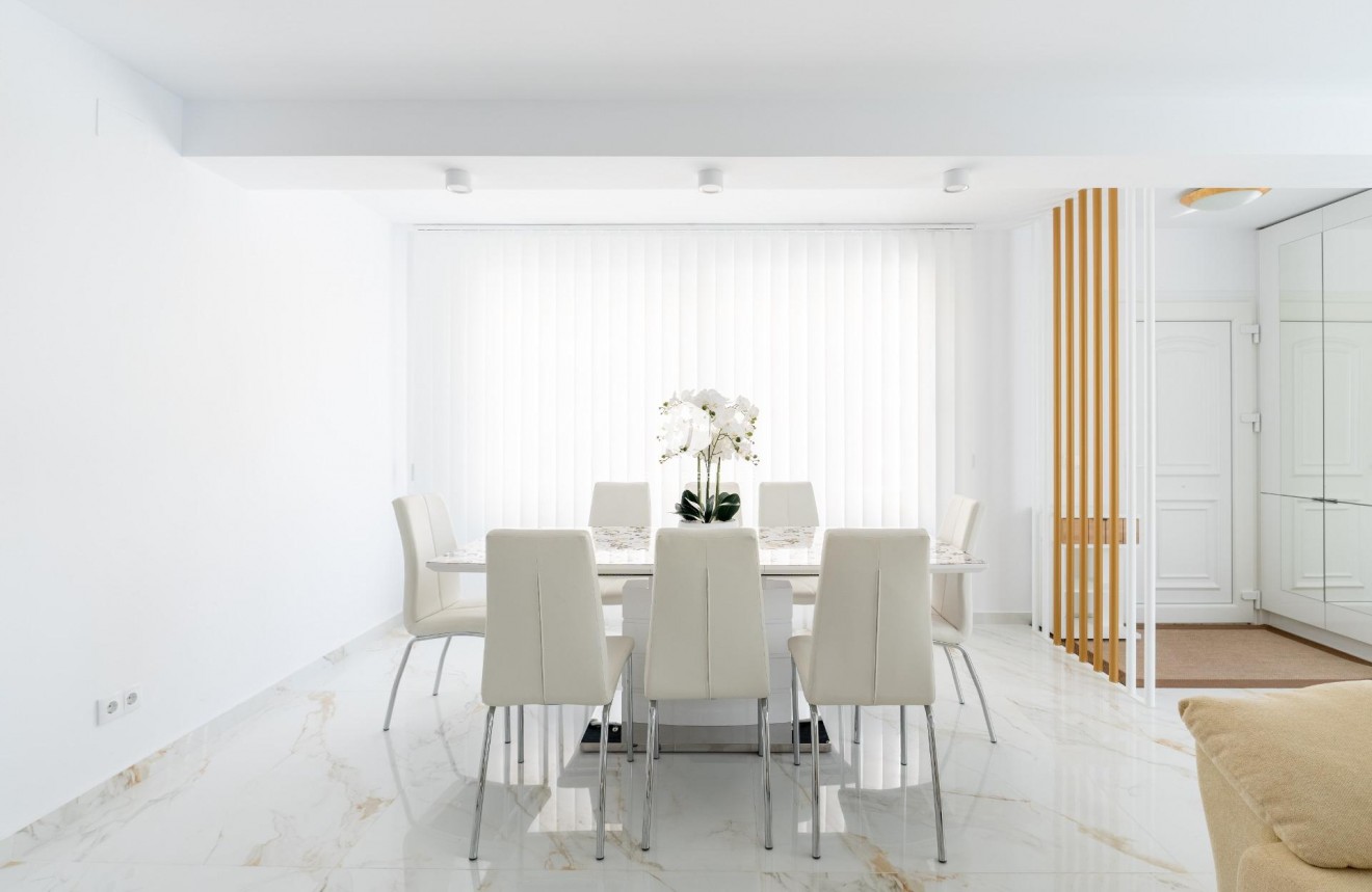 Z drugiej ręki - Szalet -
Torrevieja - Punta prima