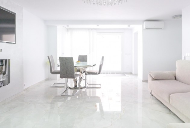 Z drugiej ręki - Szalet -
Torrevieja - Punta prima