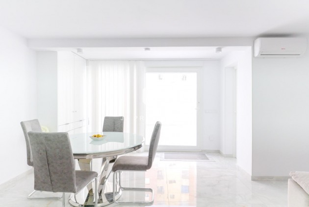 Z drugiej ręki - Szalet -
Torrevieja - Punta prima