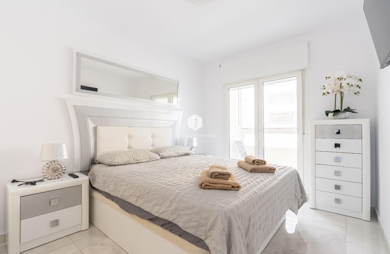 Z drugiej ręki - Szalet -
Torrevieja - Punta prima