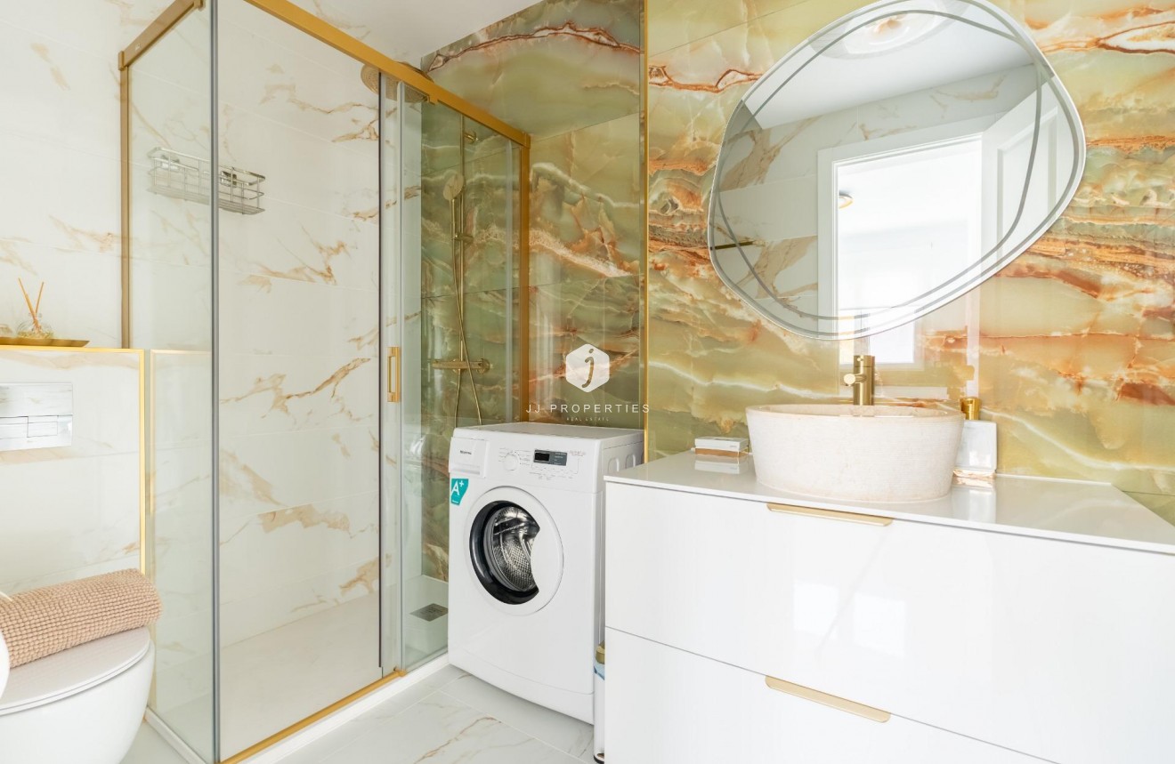 Z drugiej ręki - Szalet -
Torrevieja - Punta prima