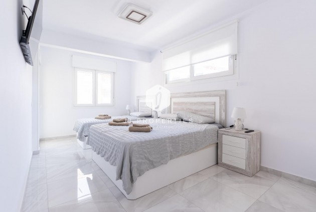 Z drugiej ręki - Szalet -
Torrevieja - Punta prima