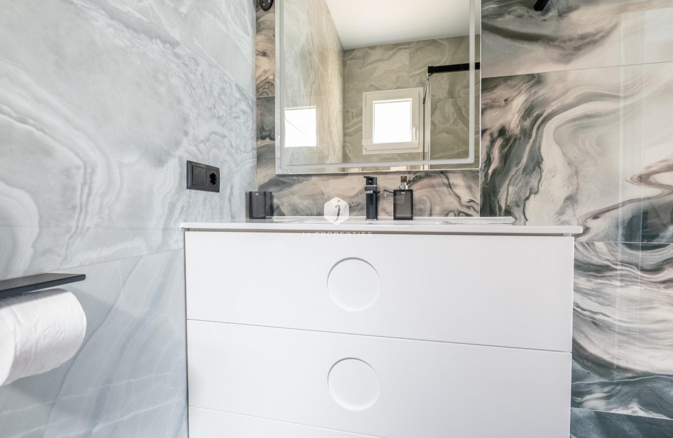 Z drugiej ręki - Szalet -
Torrevieja - Punta prima