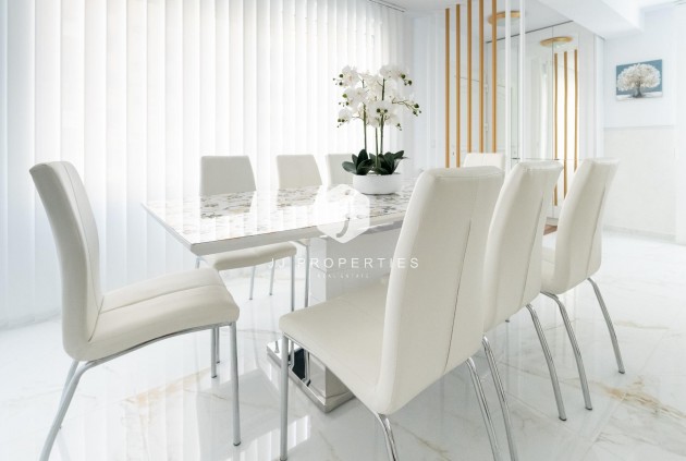 Z drugiej ręki - Szalet -
Torrevieja - Punta prima