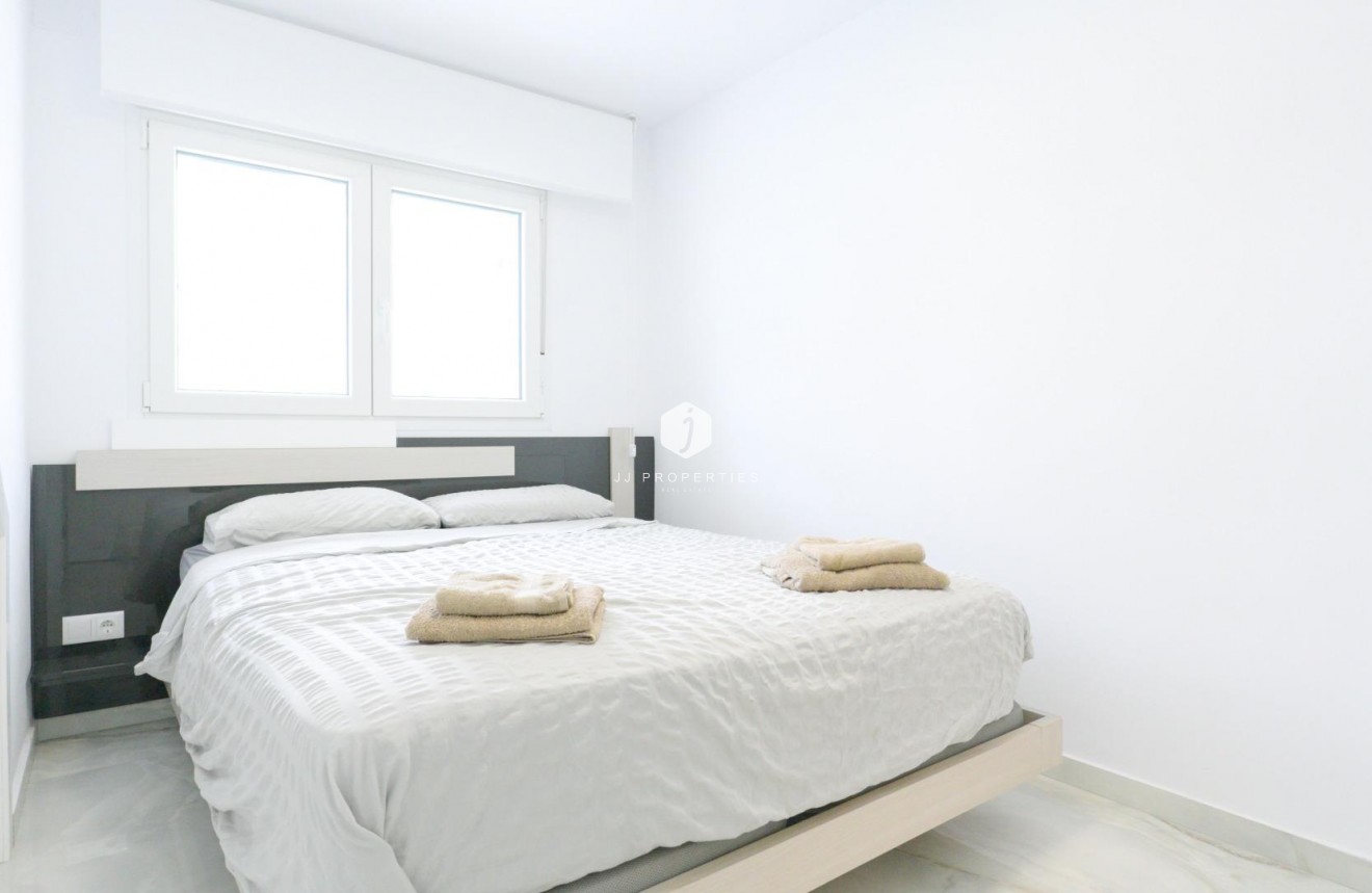 Z drugiej ręki - Szalet -
Torrevieja - Punta prima