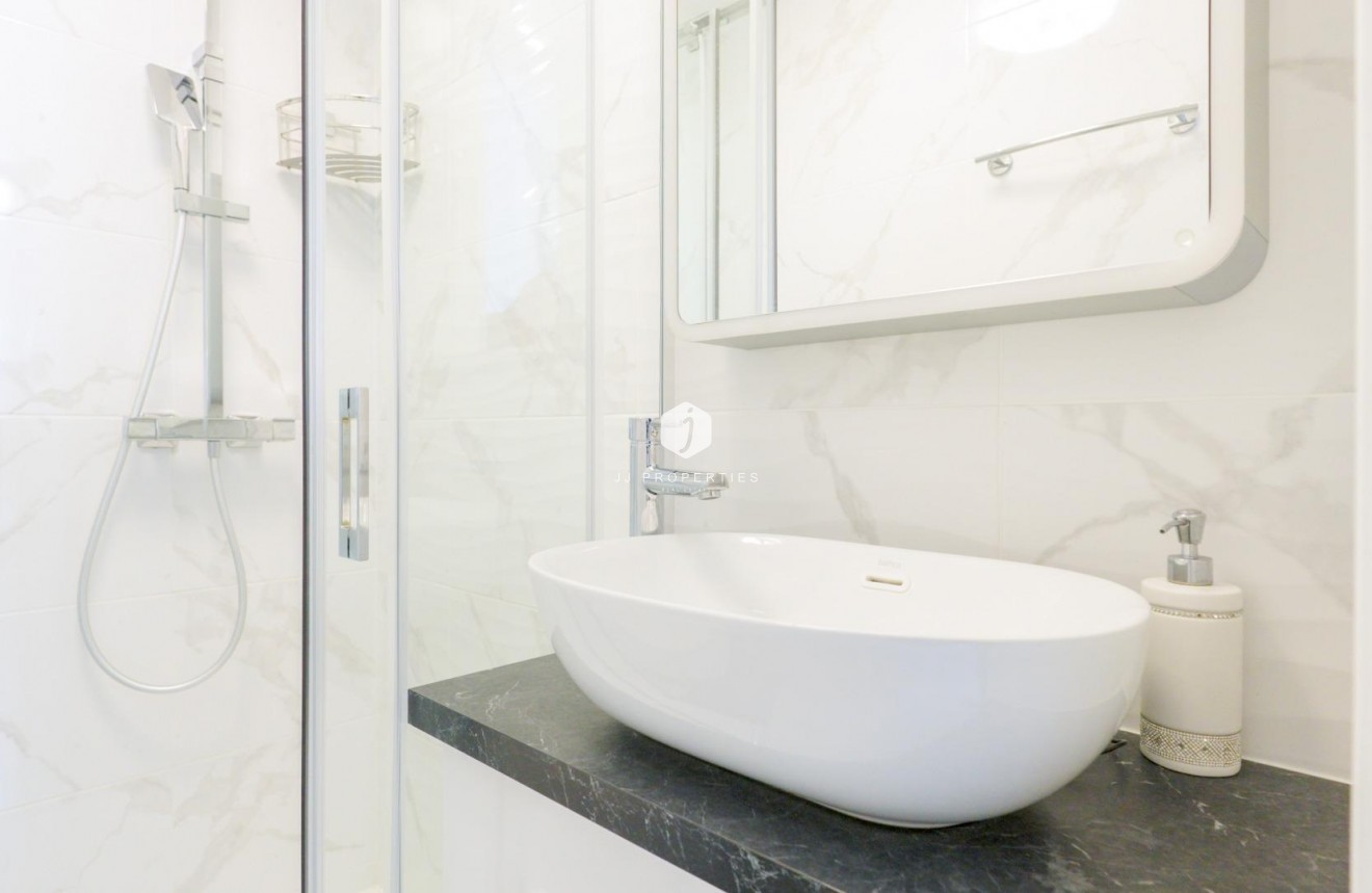 Z drugiej ręki - Szalet -
Torrevieja - Punta prima