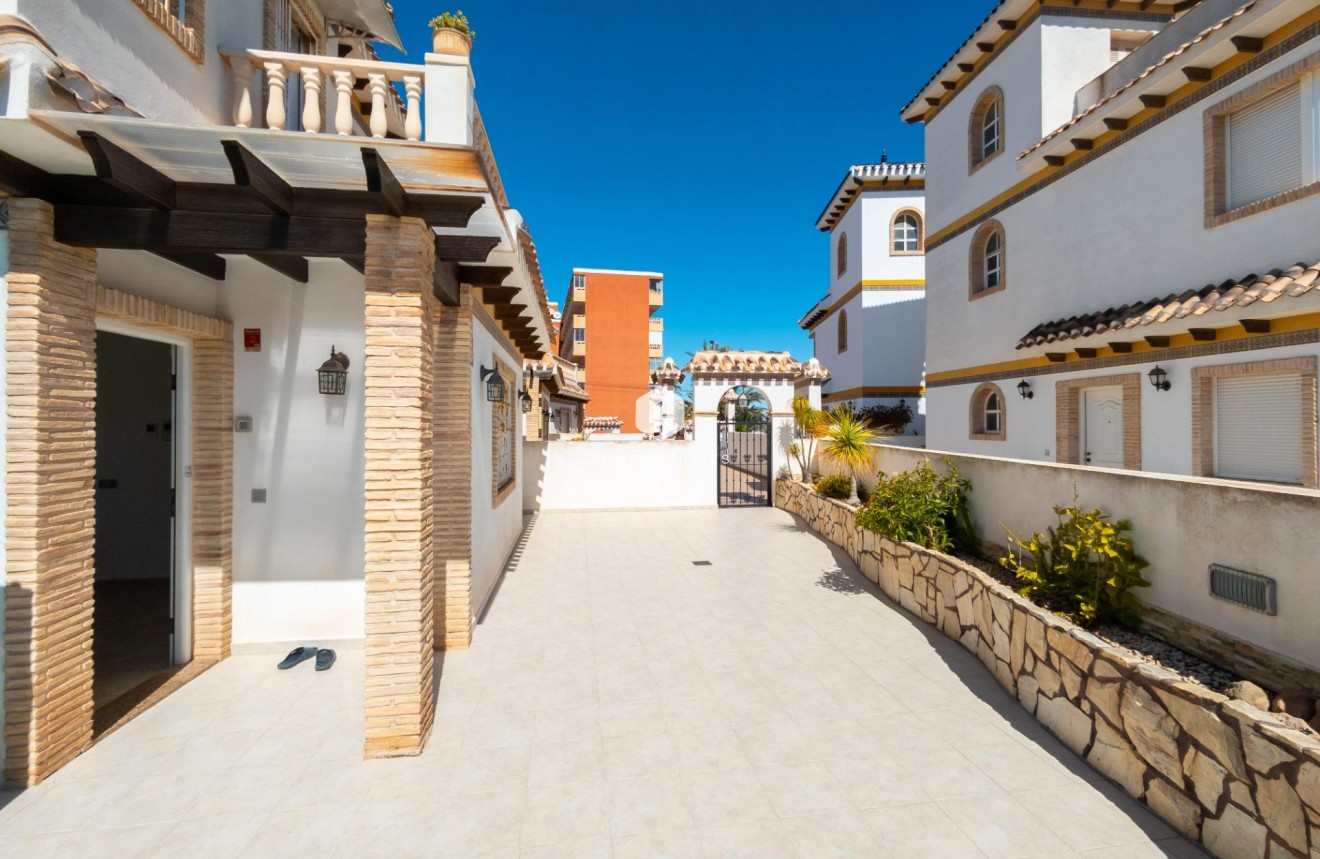 Z drugiej ręki - Villa -
Torrevieja - La Mata