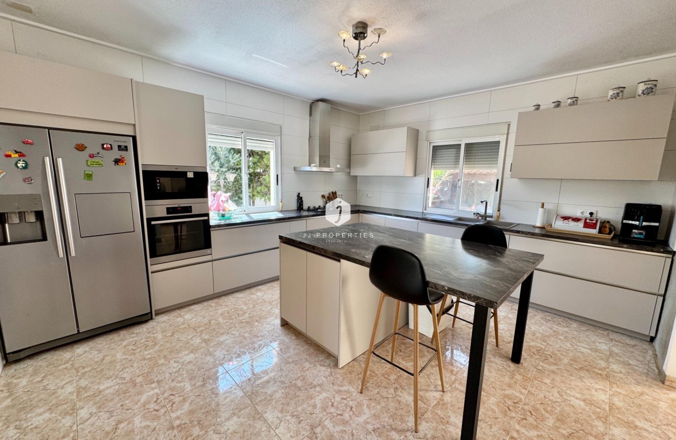 Aus zweiter Hand - Villa -
Dolores - Cmno. Escorredor