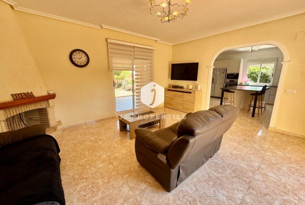 Aus zweiter Hand - Villa -
Dolores - Cmno. Escorredor