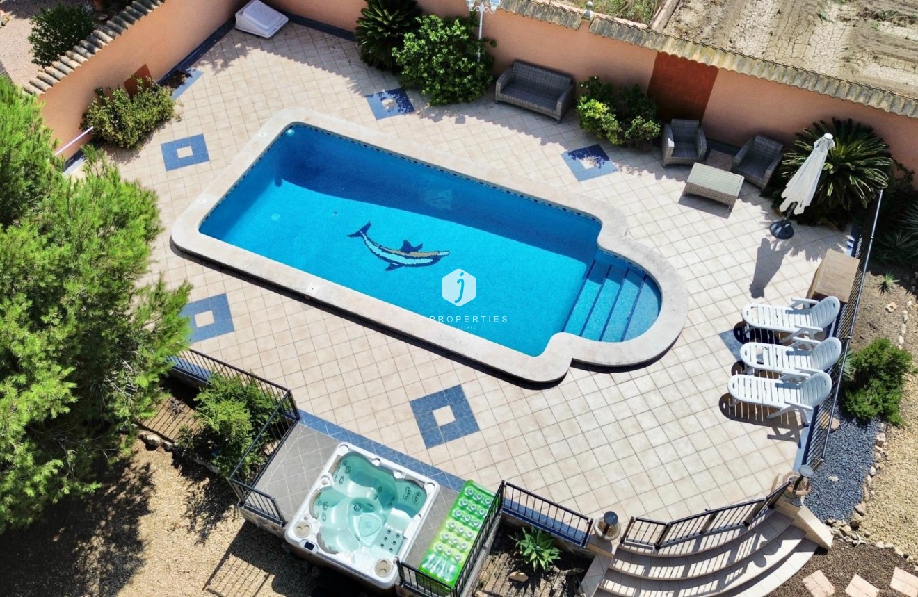 Aus zweiter Hand - Villa -
Dolores - Cmno. Escorredor