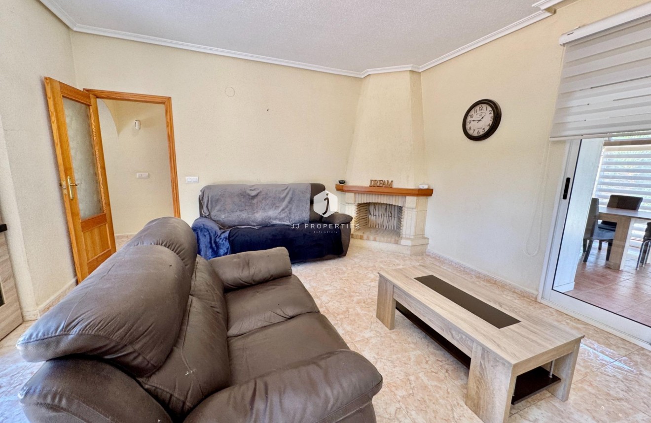 Aus zweiter Hand - Villa -
Dolores - Cmno. Escorredor