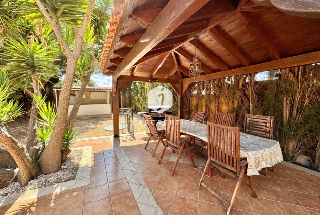 Aus zweiter Hand - Villa -
Dolores - Cmno. Escorredor