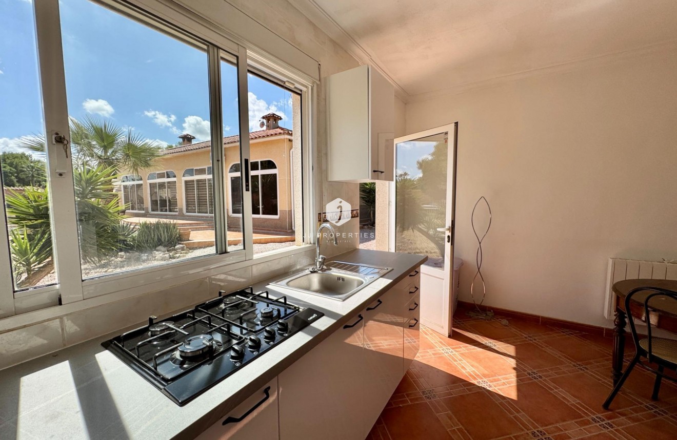 Aus zweiter Hand - Villa -
Dolores - Cmno. Escorredor