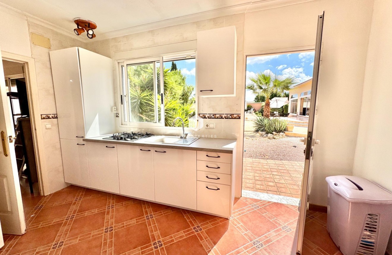 Aus zweiter Hand - Villa -
Dolores - Cmno. Escorredor