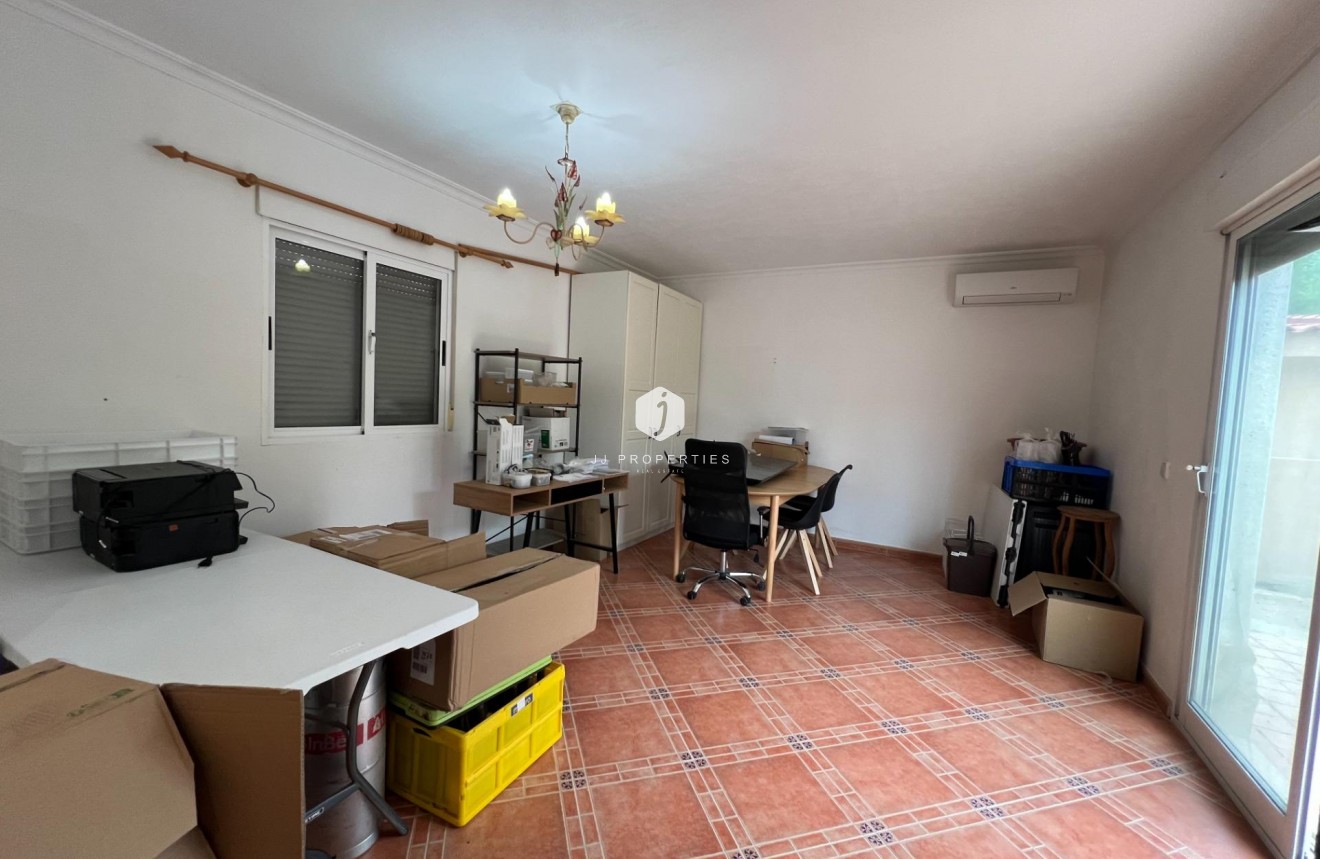 Aus zweiter Hand - Villa -
Dolores - Cmno. Escorredor