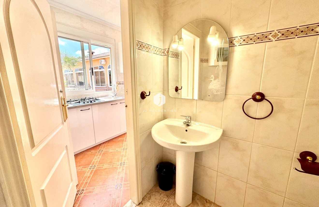 Aus zweiter Hand - Villa -
Dolores - Cmno. Escorredor